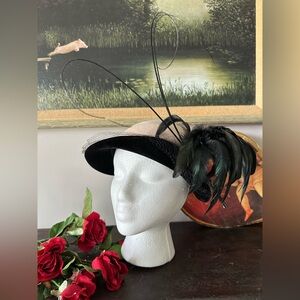 Vintage 1930s/1940s half cloche feathered hat